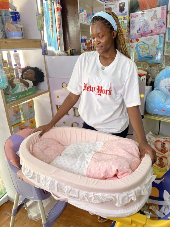 Luxurious baby bed with blanket (pink)