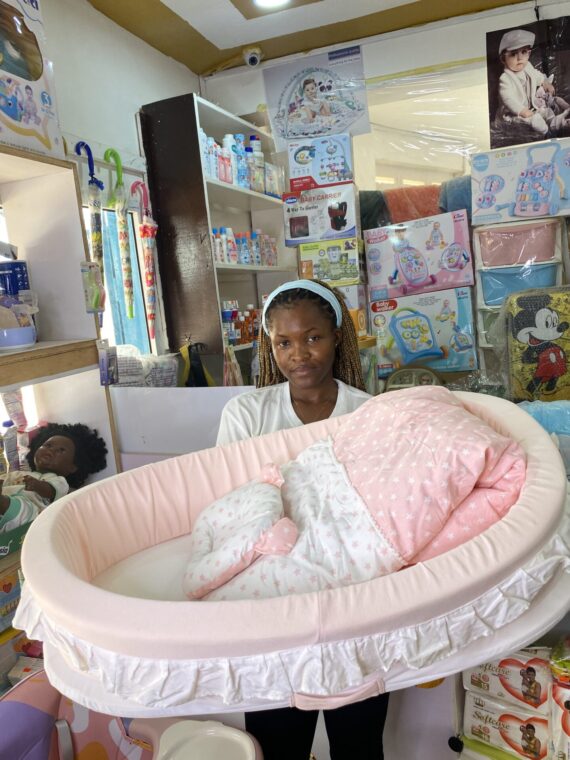 Luxurious baby bed with blanket (pink)